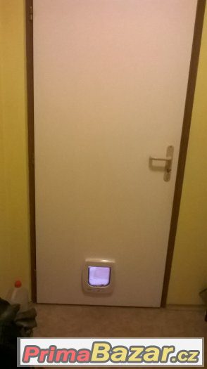 Levé dveře šíře 80 cm bílé s průchodem pro zvíře, Vsetín – fotografie 4