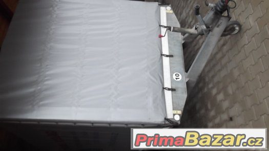 NAKLADNÍ PŘÍVES S PLACHTOU – fotografie 1