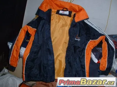 Modro-oranžová bunda.