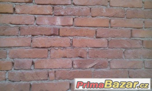 Staré ručně nabourané cihly – fotografie 4