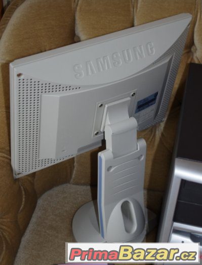 KLASICKÝ STOLNÍ POČÍTAČ PC + monitor (obrazovka) – fotografie 4
