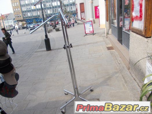 Prodám chromový stojan na oděvy. – fotografie 2