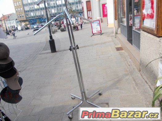 Prodám chromový stojan na oděvy. – fotografie 3