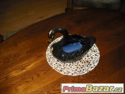 Černá porcelánová labuť s přívěskem na krku s perlou