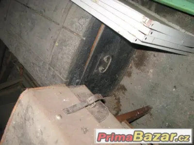 Starožitný kufr dřevěný bedna, černá na zámek, víko zaoblené