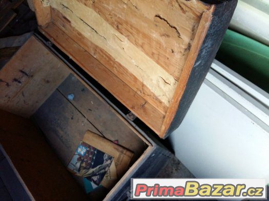 Starožitná dřevěná truhla, bedna, kufr, černá, měkké dřevo – fotografie 2