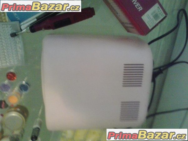 Prodám UV lampu a sadu na gelové nehty . – fotografie 6