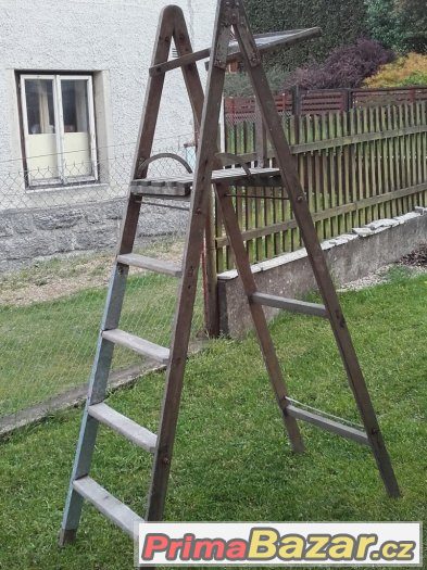 prodám šicí stroj Lada, staré štafle, s starou vanu – fotografie 2