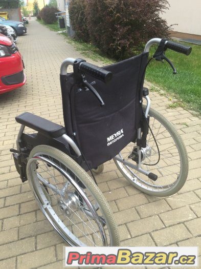 Invalidni vozik meyra 48 s brzdama pro doprovod – fotografie 2