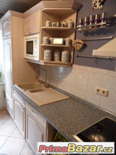 Rustikální kuchyně se všemi spotřebiči – fotografie 1