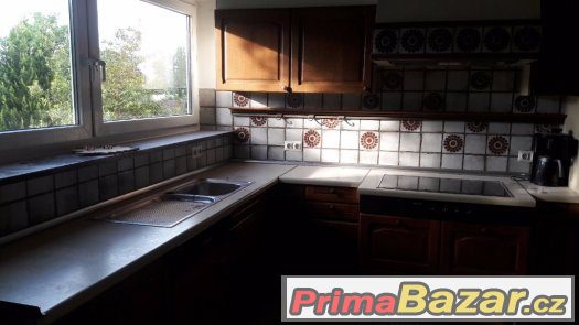 Rustikální kuchyně se všemi spotřebiči – fotografie 2
