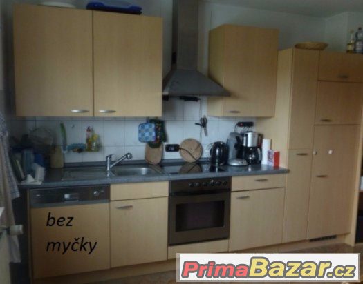 Moderní kuchynská linka se všemi spotřebiči – fotografie 4