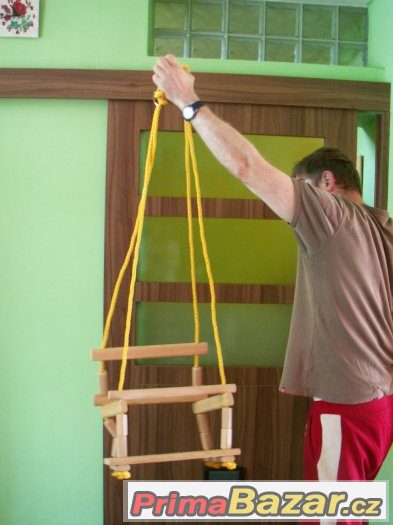 Krásná dřevěná houpačka – fotografie 1
