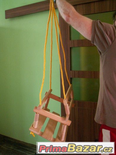 Krásná dřevěná houpačka – fotografie 4