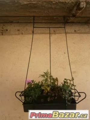 Celokovové závěsné plastované držáky na truhlíky