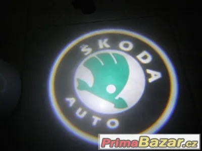 Promítání loga Škoda na vozovku