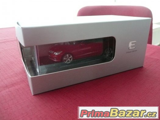 Mercedes Benz E-Klasse Cabriolet, červený, nový 1:43 – fotografie 2