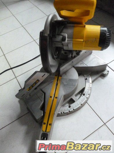 DeWalt DW717 Pokosová pila- dřevo,plast,hlinik – fotografie 4