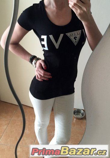GUESS original krasne tricko s metalickym napisem Love – fotografie 1