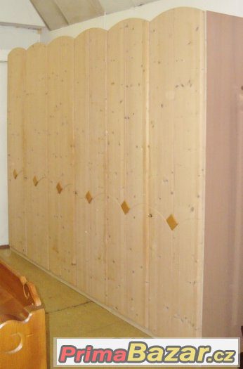 Šatní skříň ze smrku - polomasiv  -  výborný stav – fotografie 4
