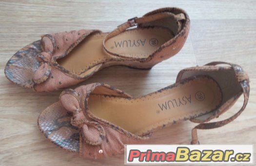 Prodám boty na korkovém klínku, vel. 39, zn. Asylum, nošené – fotografie 2