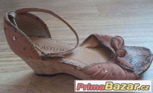 Prodám boty na korkovém klínku, vel. 39, zn. Asylum, nošené – fotografie 3