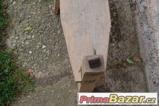 Dřevěná koza s babkou. – fotografie 3
