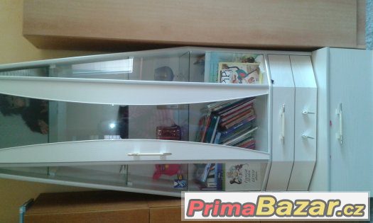 BÍLÁ Prosklena skřín +2skřínky – fotografie 1