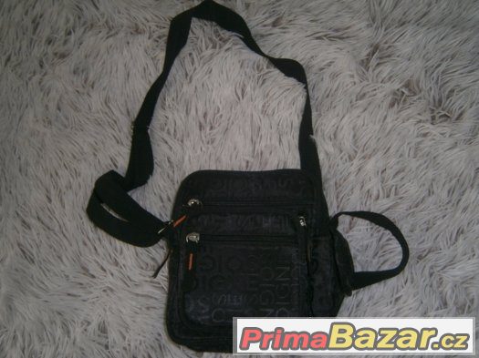 Černá crossbody taštička – fotografie 1