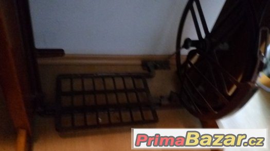 Starý šicí stroj Minerva – fotografie 3