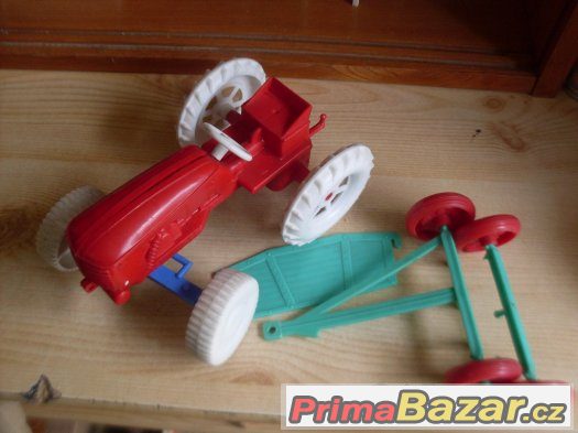 Traktor retro starý – fotografie 1