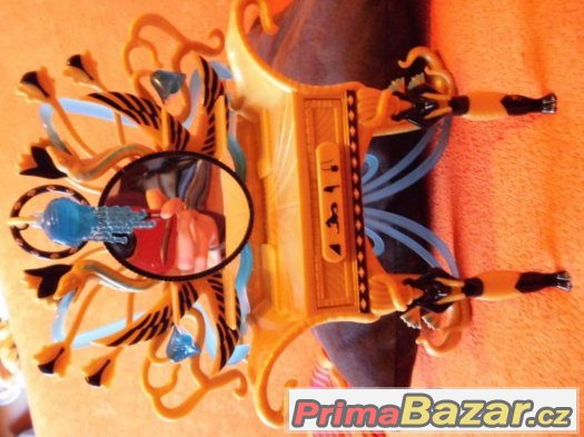 Stolek stul monster high krasny + zdarma panenka – fotografie 2