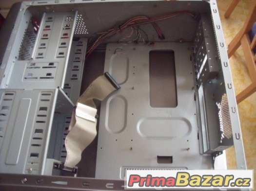 Černá PC skříň + mechanika – fotografie 2