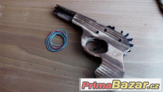 Dřevěná vyřezávaná pistole pro metání gumiček – fotografie 1