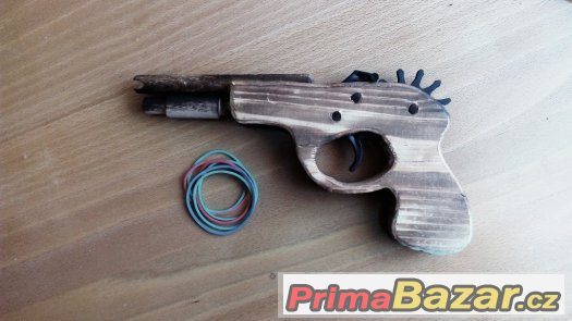 Dřevěná vyřezávaná pistole pro metání gumiček – fotografie 2