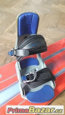 Snowboard s vázáním