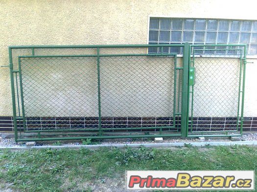 Plotová vjezdová brána se vstupní brankou – fotografie 1