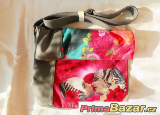 Velká DESIGUAL kabelka s pieroty za polovinu – fotografie 2
