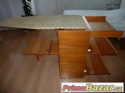 Rozkládací borovicová skříňka s vestavěným žehlícím prknem