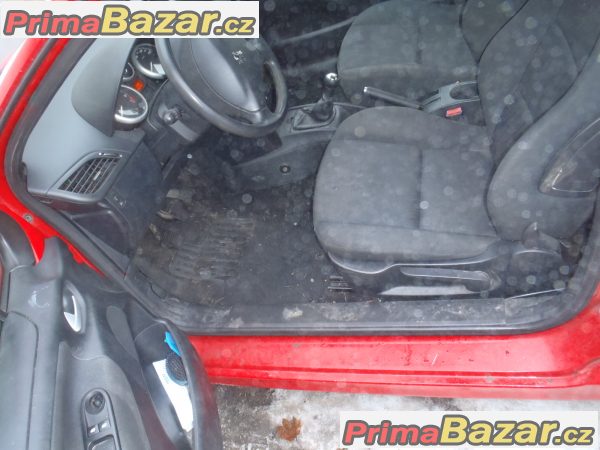 peugeot 207 1.4be 65kw pri parkovani poskozen – fotografie 3