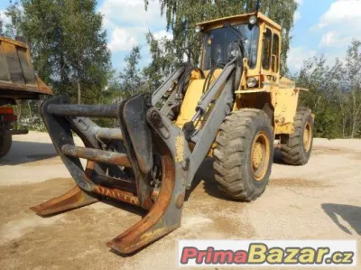Nabízím nakladač Volvo L70 s kleštěmi na dřevo