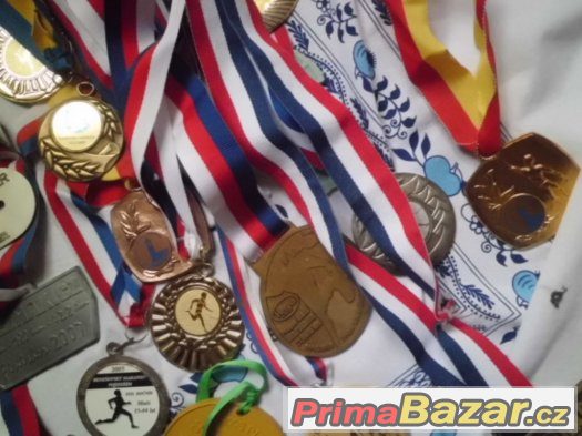 hromada různých Sportovních Medailí – fotografie 3
