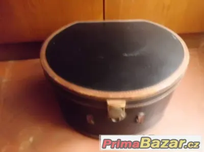 Pěkný starý kufr na klobouky i staré klobouky