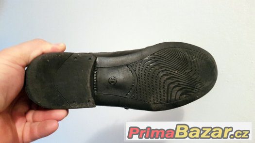 Prodám kvalitní kožené černé boty velikosti 38. – fotografie 4