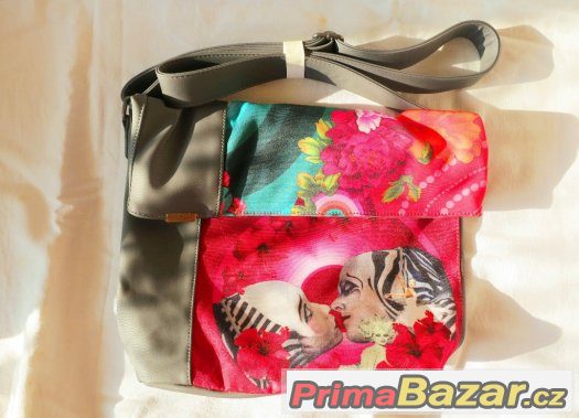 Velká DESIGUAL kabelka s pieroty za polovinu – fotografie 3