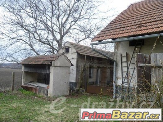 Rodinný dům 7+1, podíl 1/2, vč. pozemku s hospodářskými stav – fotografie 3