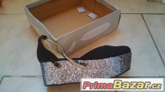 Letni na platforme botky – fotografie 1