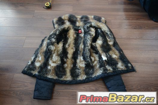 Krasná zimní bunda zdobená bohatým kožichem, TOP STAV – fotografie 3