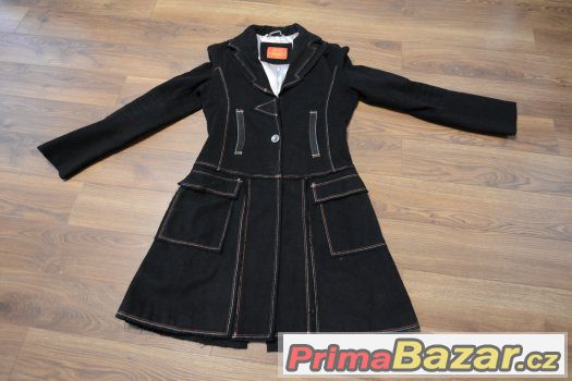 Černý kabátek – fotografie 3