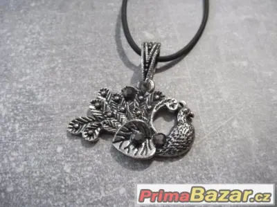 Přívěsek páva na černé šňůrce